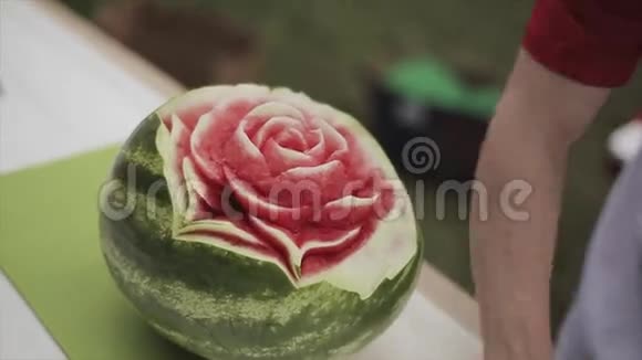 在切好的玫瑰里面看到新鲜的西瓜创意烹饪服务夏季节日晴天视频的预览图