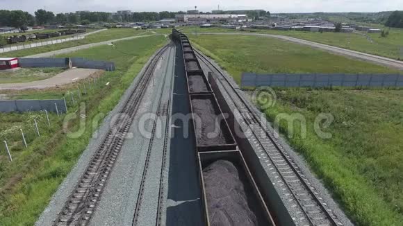 带货车的货运列车和带煤的站立列车的鸟瞰UHD4K视频的预览图
