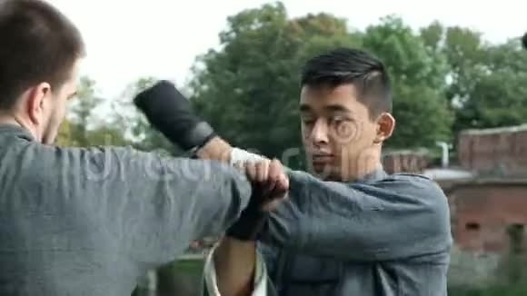 两个男人在训练传统服装时打架视频的预览图