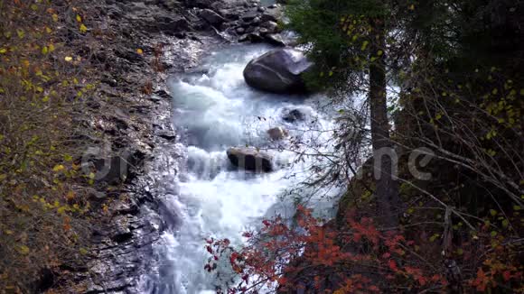悬崖和岩石之间的野生河流恩古里梅西亚斯瓦内提乔治亚州视频的预览图