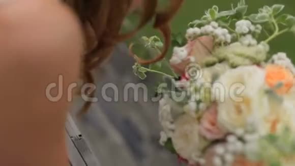 美丽的金发新娘带着一束鲜花视频的预览图