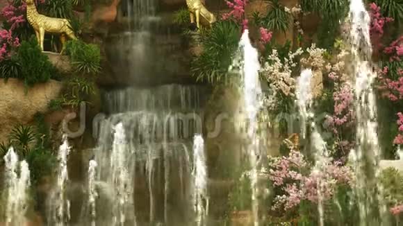由粉红色的花和绿色的叶子组成的大型人工瀑布视频的预览图