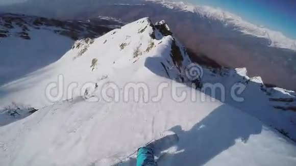 滑雪者从雪山之巅返回乡村危险极端极端视频的预览图