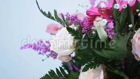 特写镜头花束白色背景上的旋转花的组成由格伯拉尤斯塔姆玫瑰花组成视频的预览图