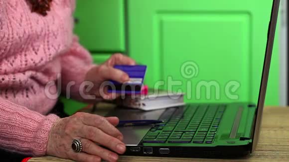老年妇女在网上购物视频的预览图