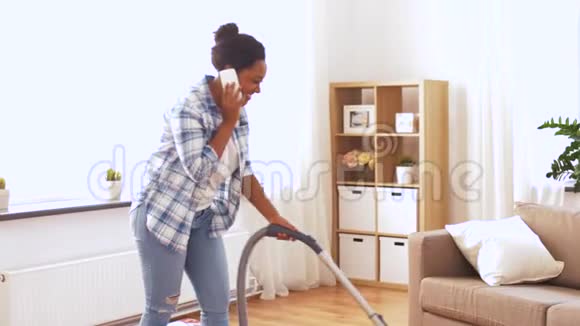 带吸尘器的非裔美国妇女视频的预览图