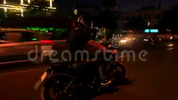 夜间沿利特街骑摩托车视频的预览图
