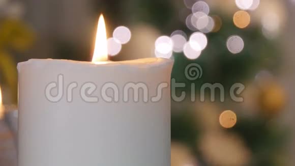 带灯的深色背景上的圣诞蜡烛和装饰品视频的预览图