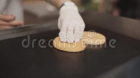 在炉子上用手套煮面包做汉堡包快餐夏日露天活动视频的预览图