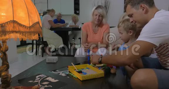 家庭和儿童玩建筑玩具视频的预览图