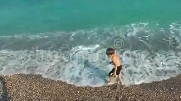 男孩向大海扔石头视频的预览图