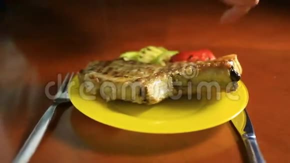 烤架上烤制的骨头上的小切口的特写烤肉放在盘子里放着烤蔬菜热蒸汽视频的预览图
