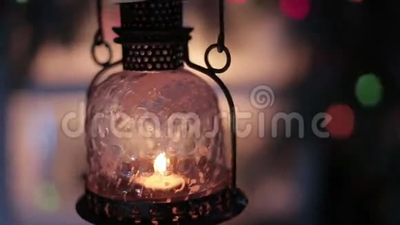 一盏老式灯笼在圣诞灯的背景上挂着蜡烛视频的预览图