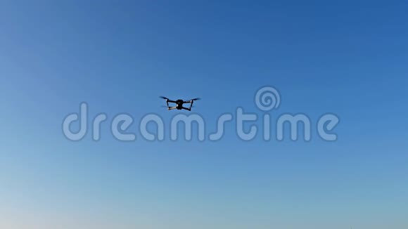 在蓝天上飞行的多翼无人机视频的预览图