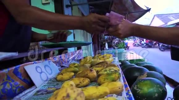男子在泰国当地市场购买水果视频的预览图