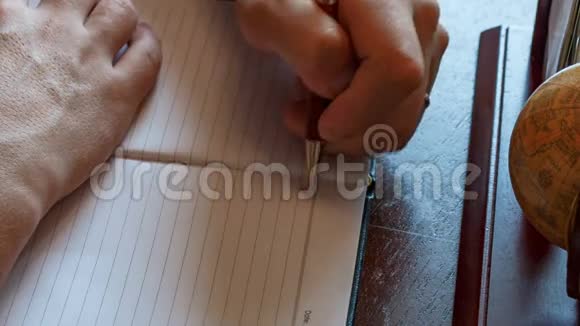 人用左手写日记左撇子视频的预览图