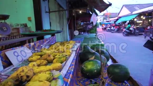 男子在泰国当地市场购买水果视频的预览图