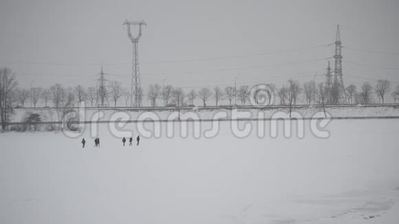 一群人在冰雪覆盖的冰上行走视频的预览图