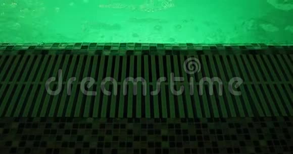 有绿色照明的水池中的水流视频的预览图