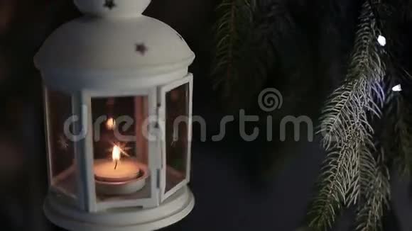 一盏白色的灯笼在圣诞灯的背景上挂着蜡烛视频的预览图