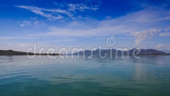 蔚蓝的大海和遥远的岛屿蓝天美丽的云彩视频的预览图