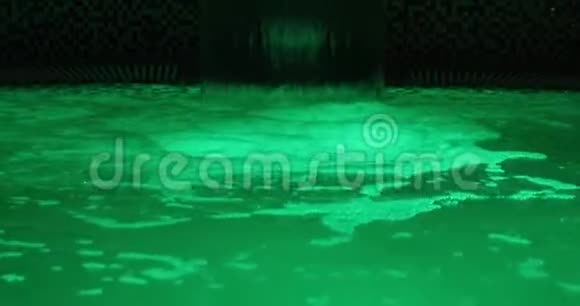 有绿色照明的水池中的水流视频的预览图