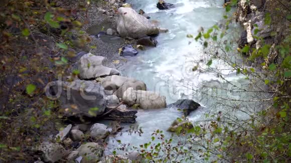 悬崖和岩石之间的野生河流恩古里梅西亚斯瓦内提乔治亚州视频的预览图