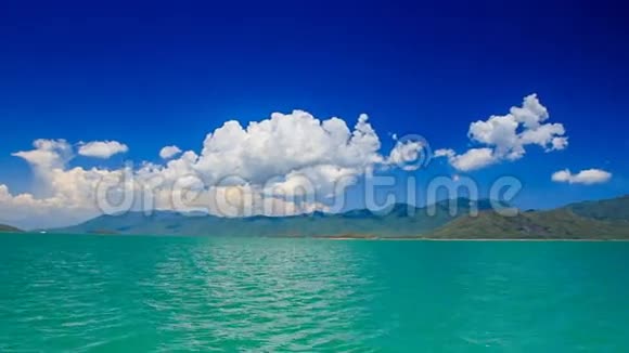 蔚蓝的大海在遥远的岛屿上闪耀天空积云视频的预览图