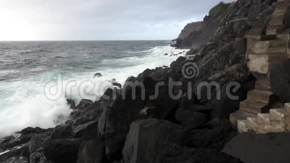 火山海岸线和波浪破碎超慢运动视频的预览图