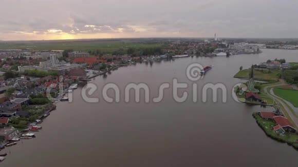 荷兰乡镇和河流的鸟瞰图视频的预览图