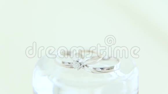 白色背景上的金色结婚戒指视频的预览图