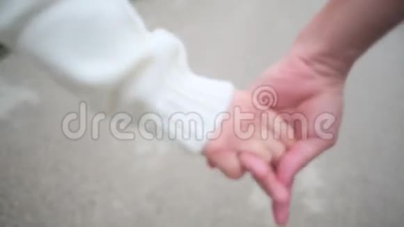 两个人手挽着手视频的预览图