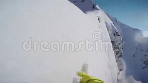滑雪者站在雪山上极端头上戴专业摄像机太阳视频的预览图