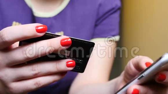 使用信用卡和电话在线支付的妇女视频的预览图