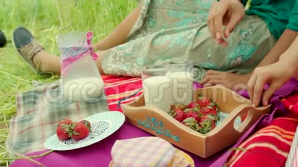 小女孩吃草莓和喝牛奶视频的预览图
