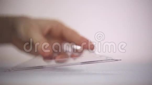 绘图员在一张纸上画一支铅笔视频的预览图
