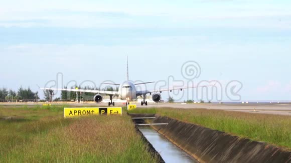 泰兰普吉国际机场机场双引擎飞机启动发动机动作缓慢视频的预览图