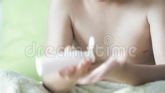 小孩洗澡后把化妆水放在手臂上视频的预览图