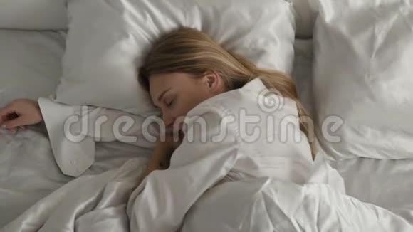 女孩睡在卧室里视频的预览图