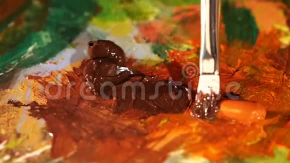 画家混合了两种棕色和橙色的油视频的预览图