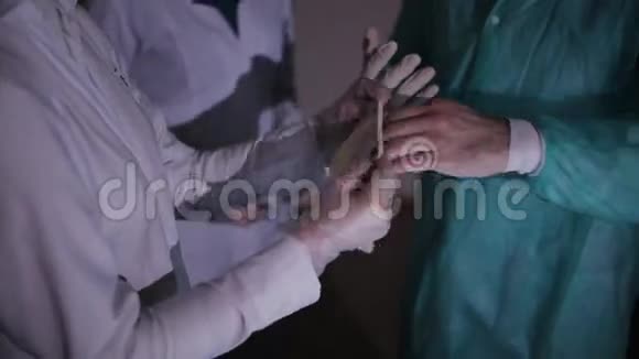 护士帮医生戴上白手套视频的预览图
