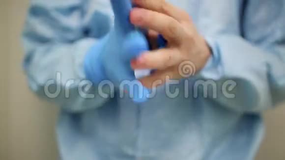 科学家戴上医用手套视频的预览图