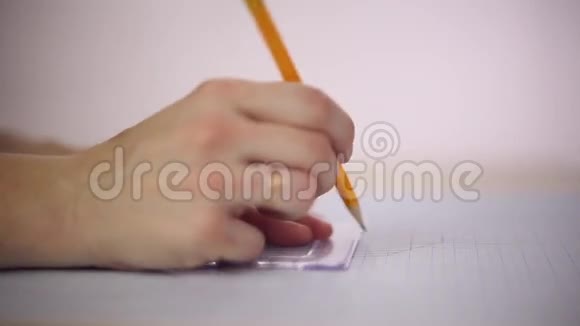 绘图员在一张纸上画一支铅笔视频的预览图