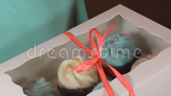 特写镜头女人从盒子里拿自制蛋糕高清高清视频的预览图