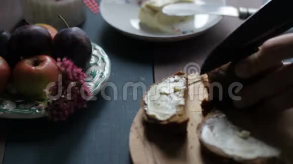 木制桌子上的面包和黄油准备早餐视频的预览图