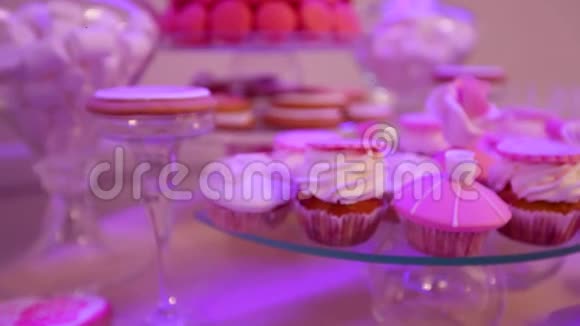 宴会甜点桌精美的纸杯蛋糕招待会视频的预览图