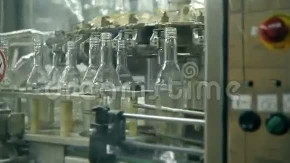 工厂传送带上有许多伏特加或杜松子酒瓶装厂视频的预览图