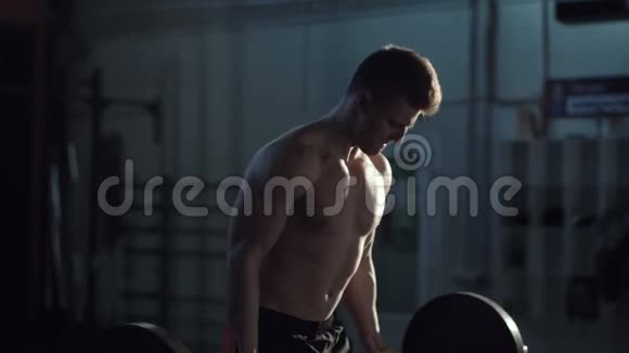 在健身房用杠铃锻炼的人视频的预览图