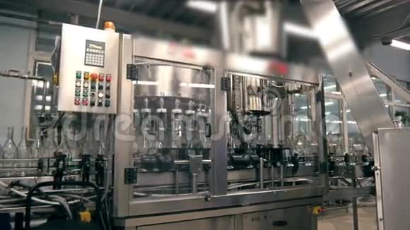 工厂传送带上有许多伏特加或杜松子酒瓶装厂视频的预览图