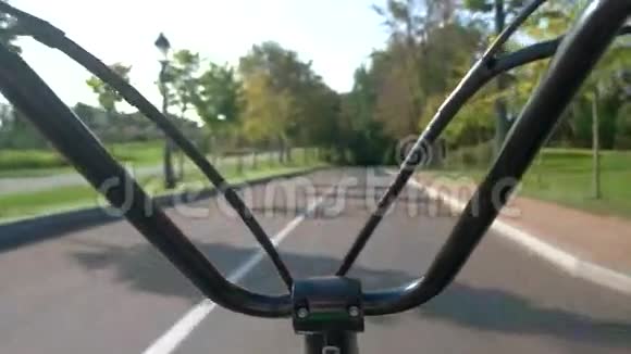 公路背景上的自行车车把视频的预览图